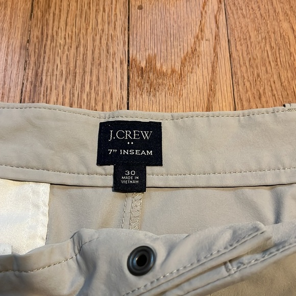 J. Crew 7” inseam men’s shorts - Picture 2 of 3